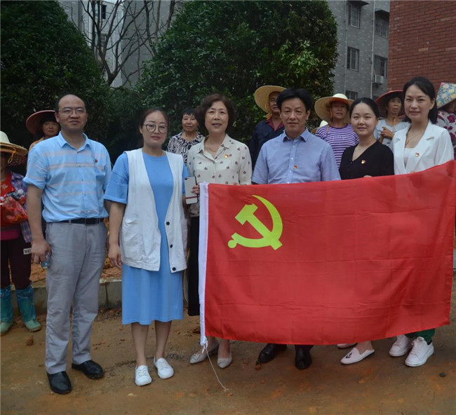 炎炎夏日送清涼，點滴關(guān)懷暖人心——城投集團各黨支部開展“送清涼”慰問一線員工活動