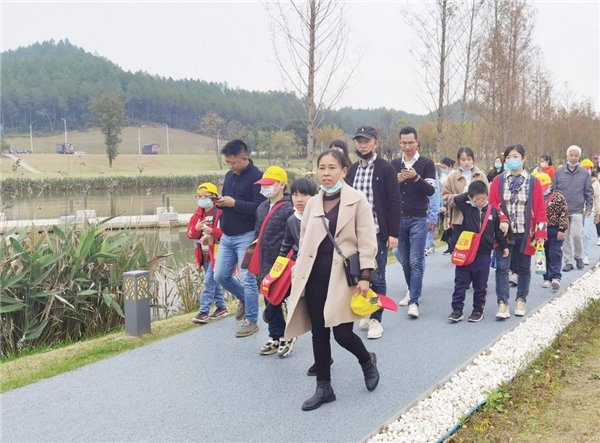 “千人市民觀察團”走進城投集團龍山湖公園、陶瓷產(chǎn)業(yè)加速基地等項目