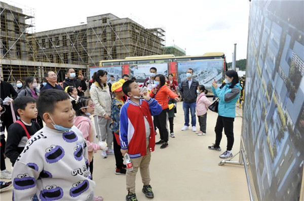 “千人市民觀察團”走進城投集團龍山湖公園、陶瓷產(chǎn)業(yè)加速基地等項目