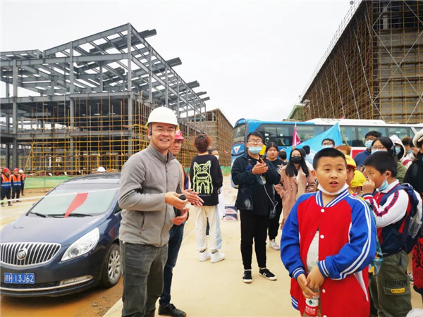 “千人市民觀察團”走進城投集團龍山湖公園、陶瓷產(chǎn)業(yè)加速基地等項目