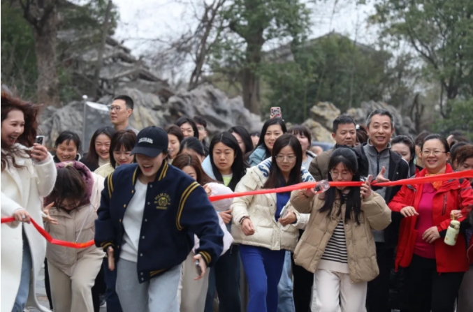 市城投集團開展“團結(jié)一心 拼搏進(jìn)取 奮戰(zhàn)2025”迎新年登山、健步走活動